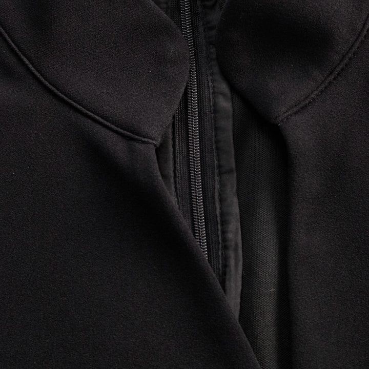 Marina | Vestido negro refinado con cinturón y cuello mandarín